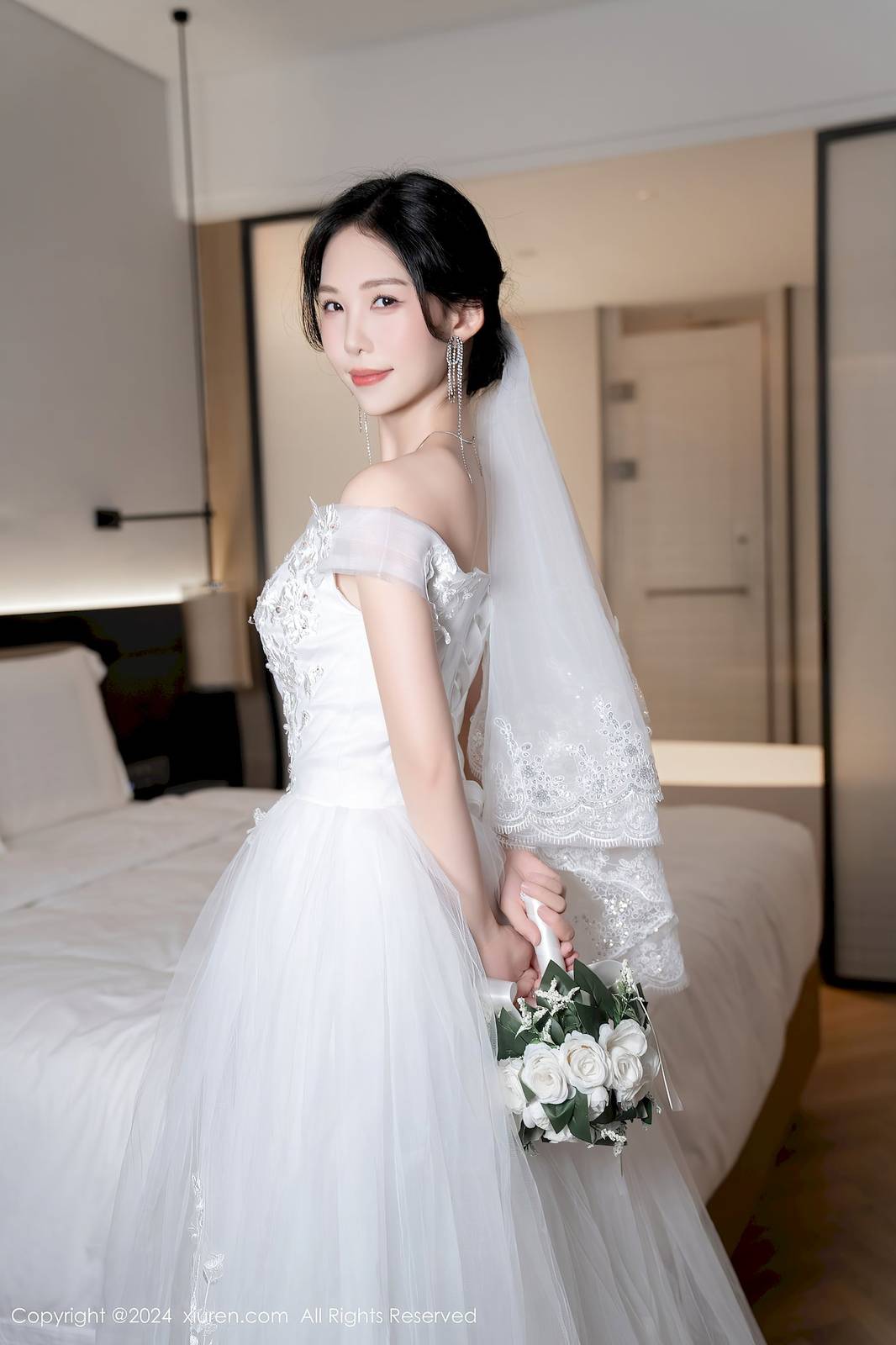 秀人网美女模特抖娘利世白色婚纱魅惑肉丝性感写真-17