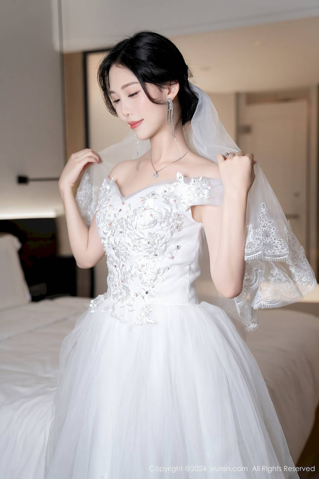 秀人网美女模特抖娘利世白色婚纱魅惑肉丝性感写真-18