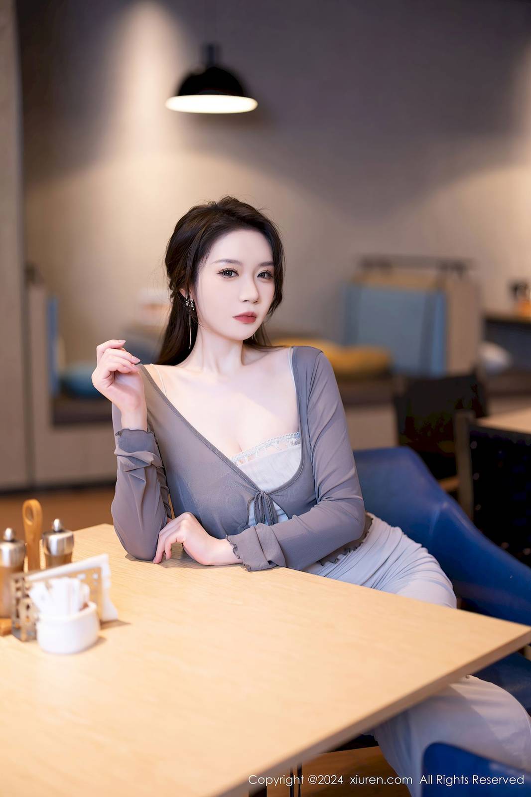 秀人网美女模特梦心玥灰色吊带搭配魅惑黑丝性感写真