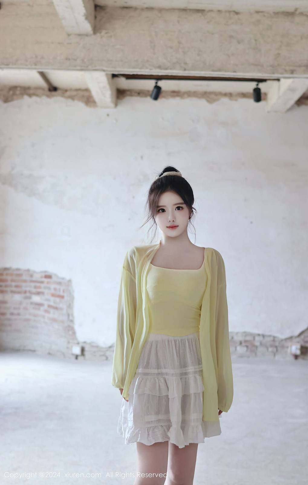 秀人网新人模特小薯条nienie共享电动车主题性感写真