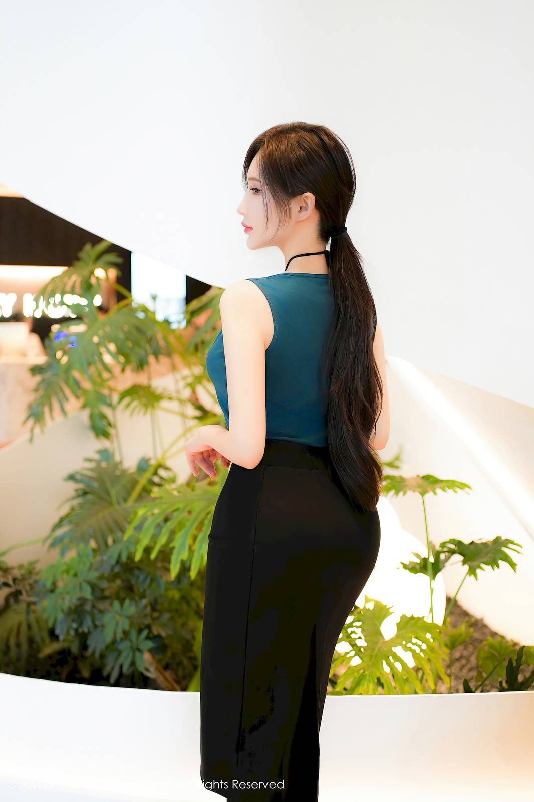 秀人网女神Carol周妍希X油亮黑丝呈现御姐气息性感写真-9