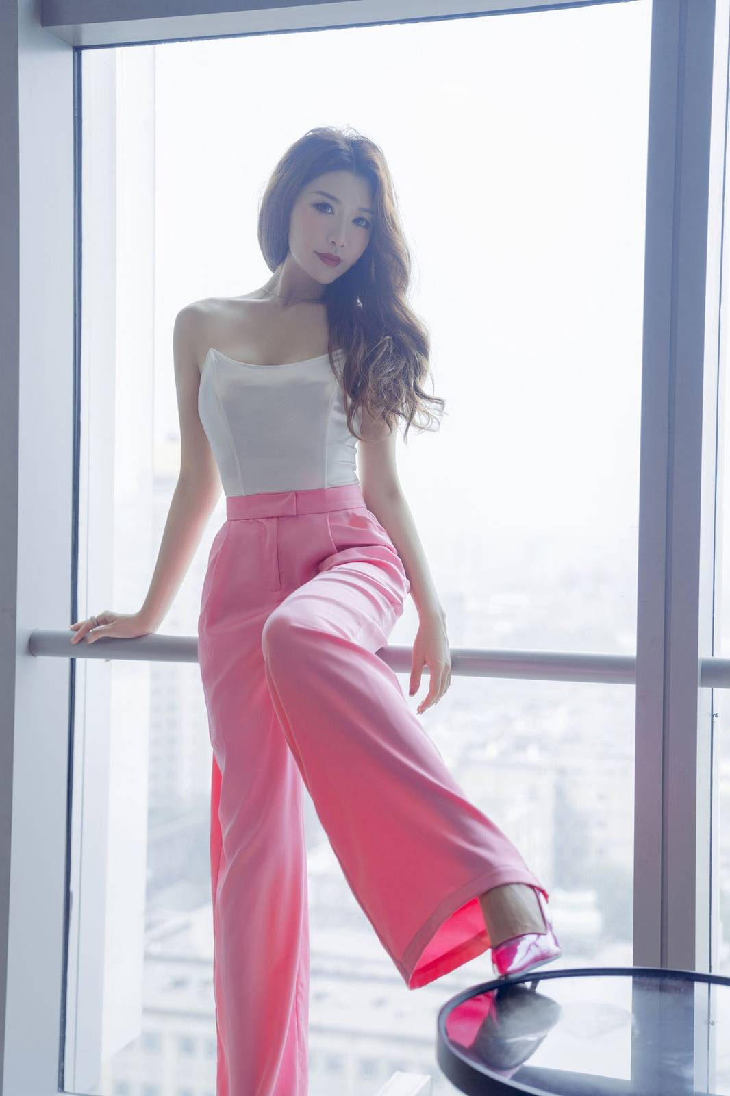 御姐源纱希喵喵喵-与女上司一起出差主题户外高挑写真-11