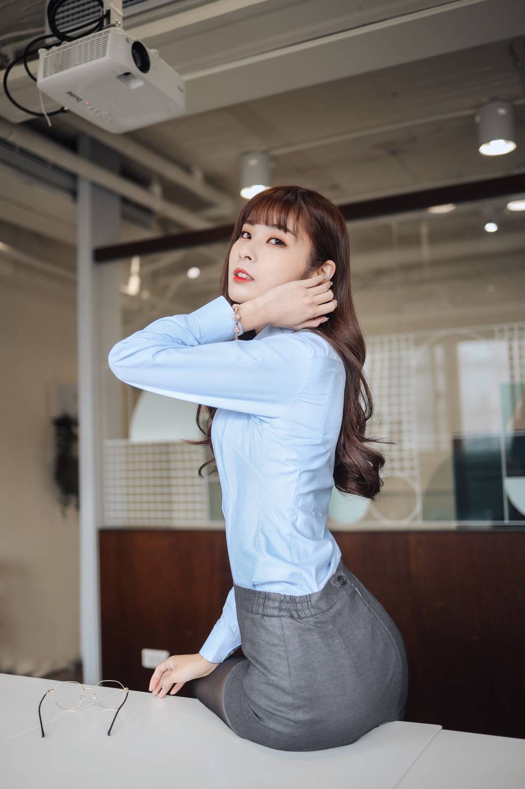 阳光美女泥泥汝黑丝美腿搭配职场OL白领主题写真