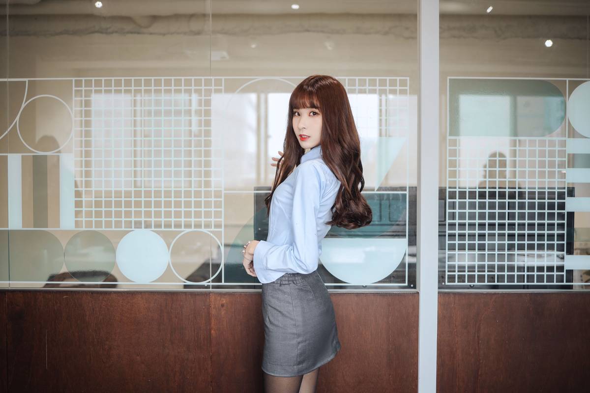 阳光美女泥泥汝黑丝美腿搭配职场OL白领主题写真-6