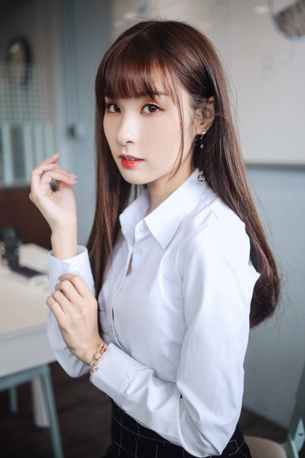 阳光美女泥泥汝黑丝美腿搭配职场OL白领主题写真-12