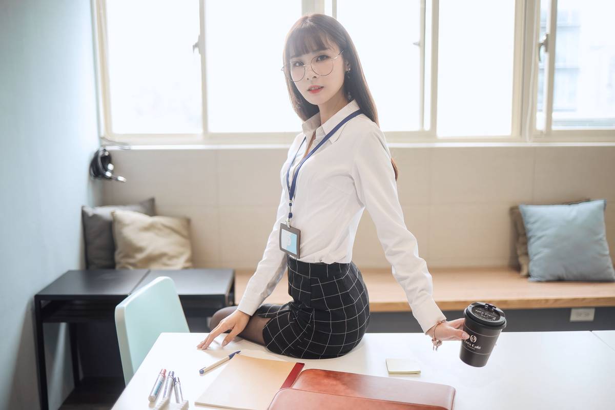 阳光美女泥泥汝黑丝美腿搭配职场OL白领主题写真-14