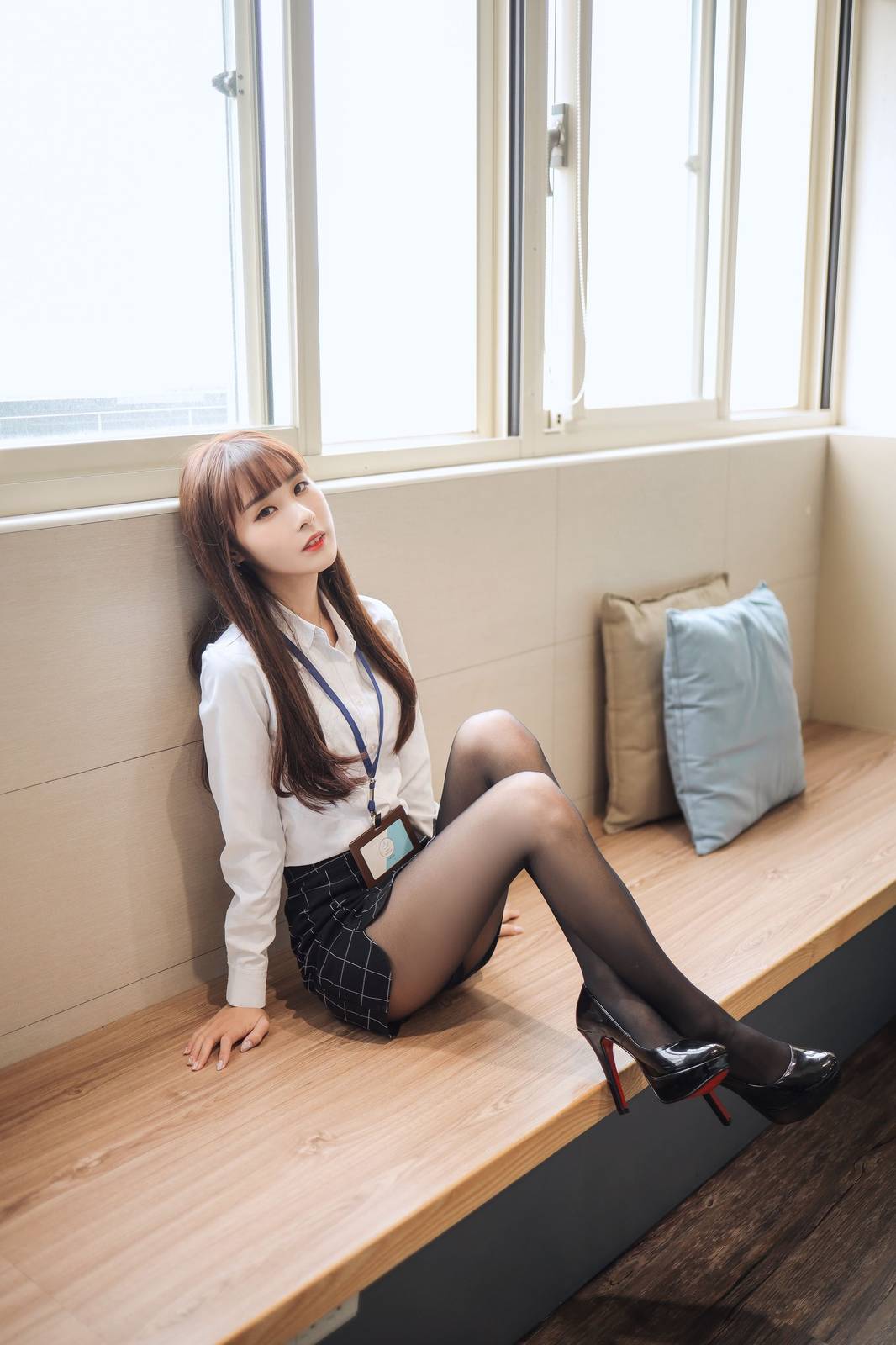 阳光美女泥泥汝黑丝美腿搭配职场OL白领主题写真-18