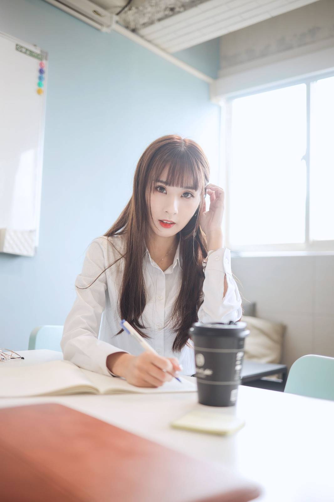 阳光美女泥泥汝黑丝美腿搭配职场OL白领主题写真-19