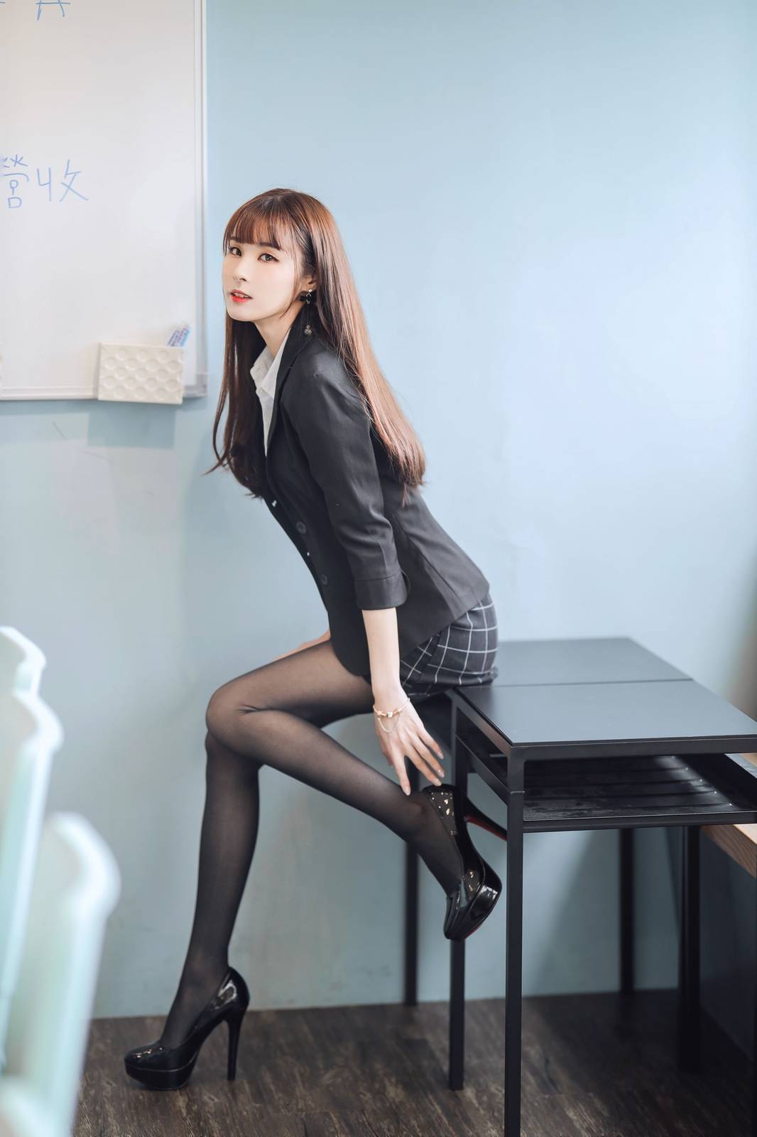 阳光美女泥泥汝黑丝美腿搭配职场OL白领主题写真-26