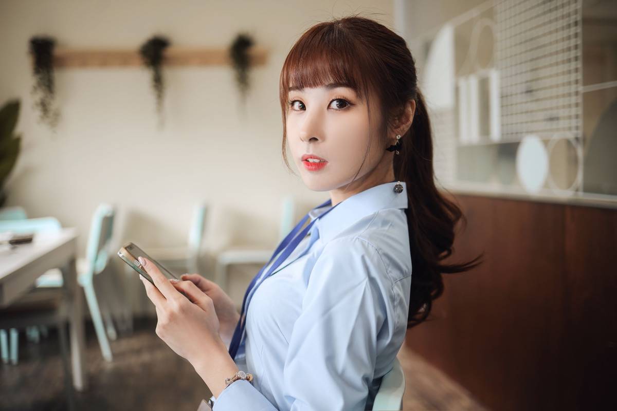 阳光美女泥泥汝黑丝美腿搭配职场OL白领主题写真-27