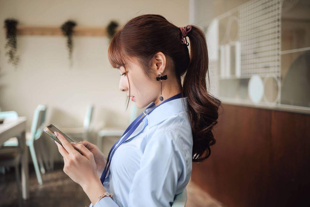 阳光美女泥泥汝黑丝美腿搭配职场OL白领主题写真-31