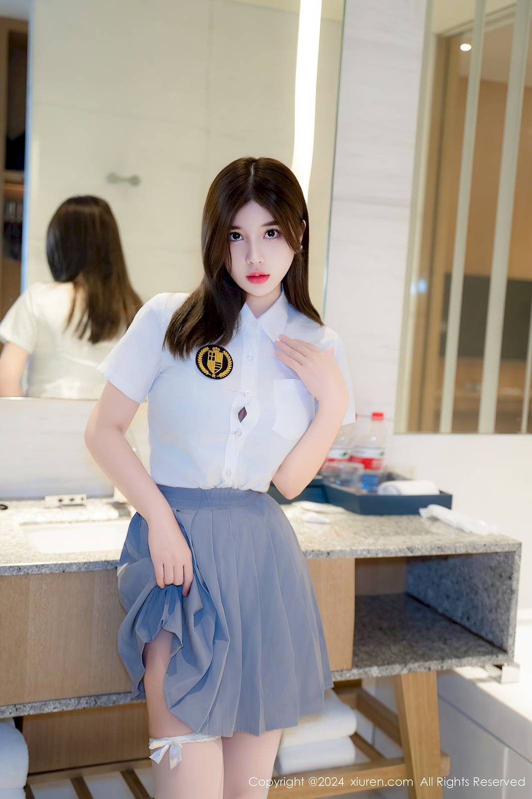 秀人网模特周jojobaby白色T恤搭配白色丝袜性感写真-4