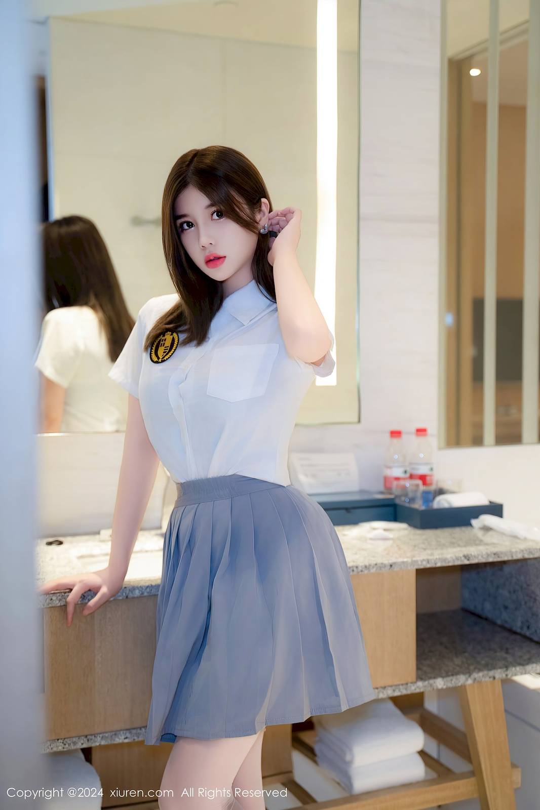 秀人网模特周jojobaby白色T恤搭配白色丝袜性感写真-6