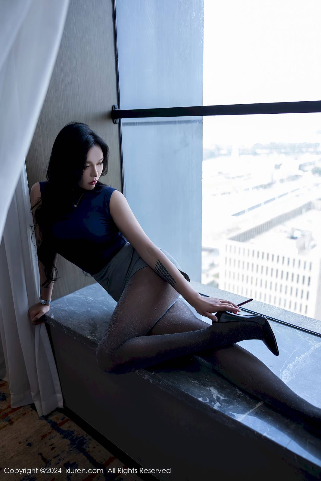 秀人网模特小娜比蓝色紧身上衣搭配魅惑黑丝性感写真-8