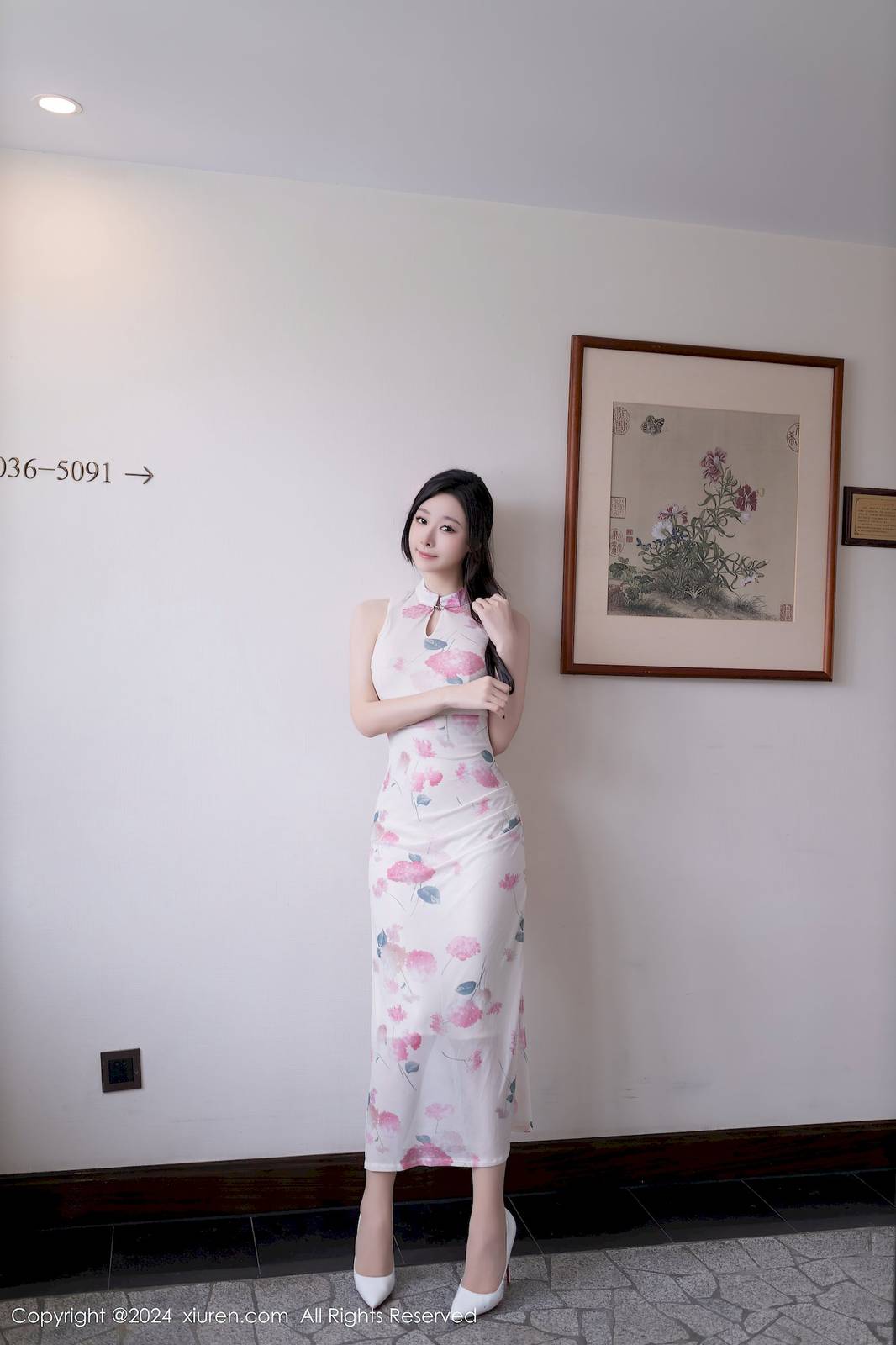 秀人网模特逗逗DouDou粉色连衣裙搭配肉色丝袜写真-2