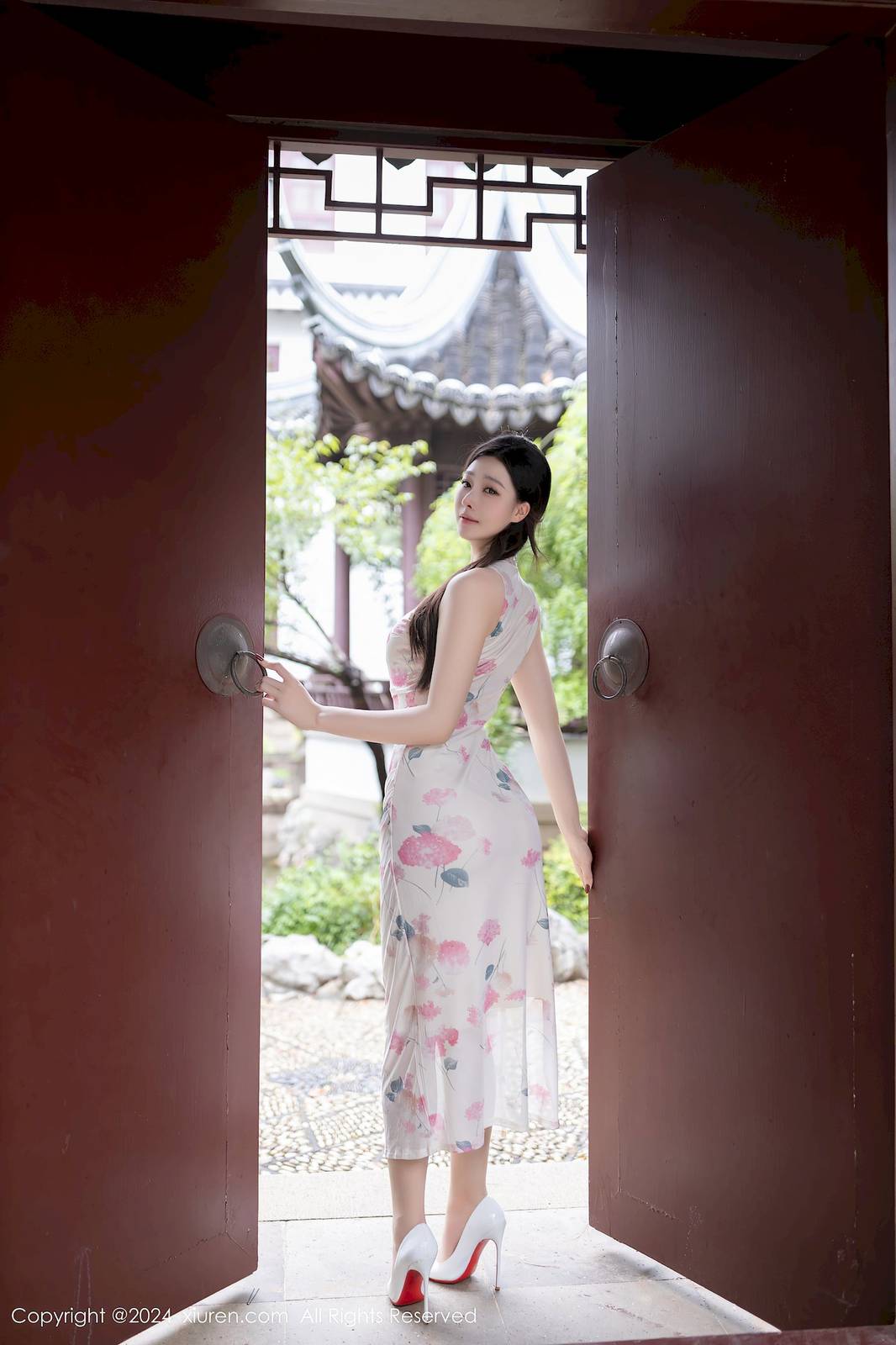 秀人网模特逗逗DouDou粉色连衣裙搭配肉色丝袜写真-14