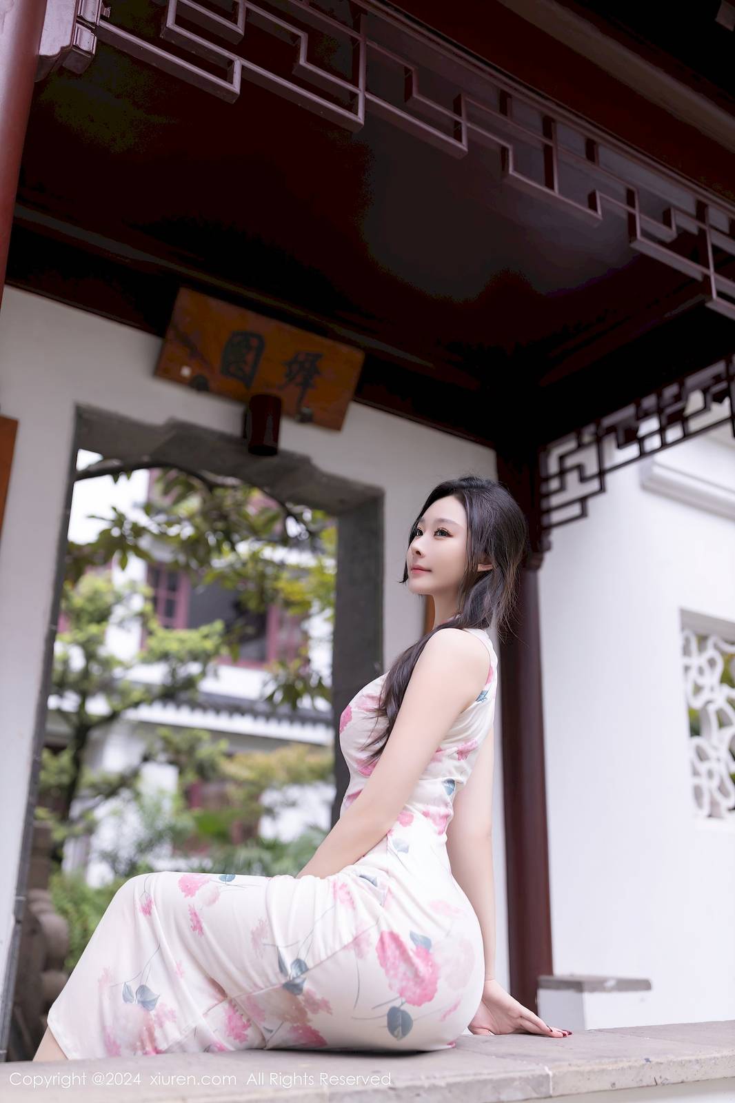 秀人网模特逗逗DouDou粉色连衣裙搭配肉色丝袜写真-7