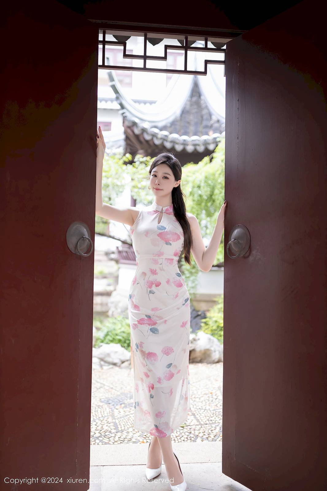 秀人网模特逗逗DouDou粉色连衣裙搭配肉色丝袜写真-13