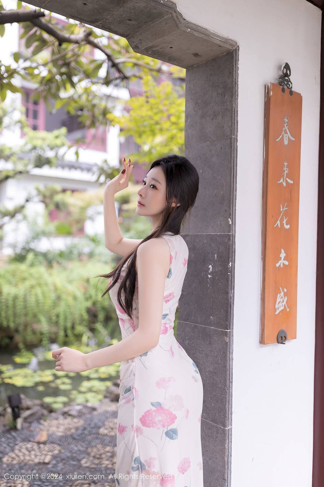 秀人网模特逗逗DouDou粉色连衣裙搭配肉色丝袜写真-8