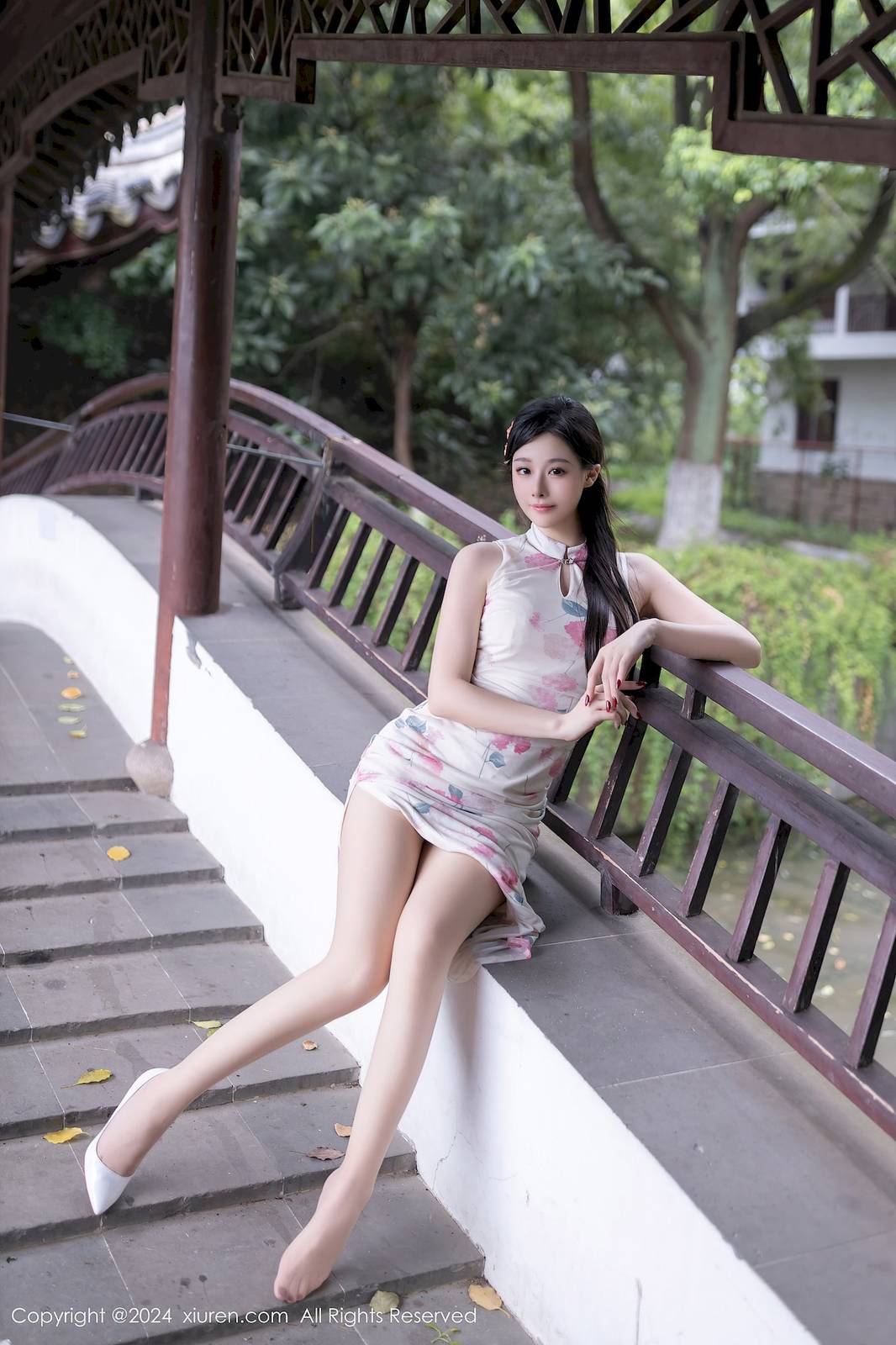 秀人网模特逗逗DouDou粉色连衣裙搭配肉色丝袜写真-22