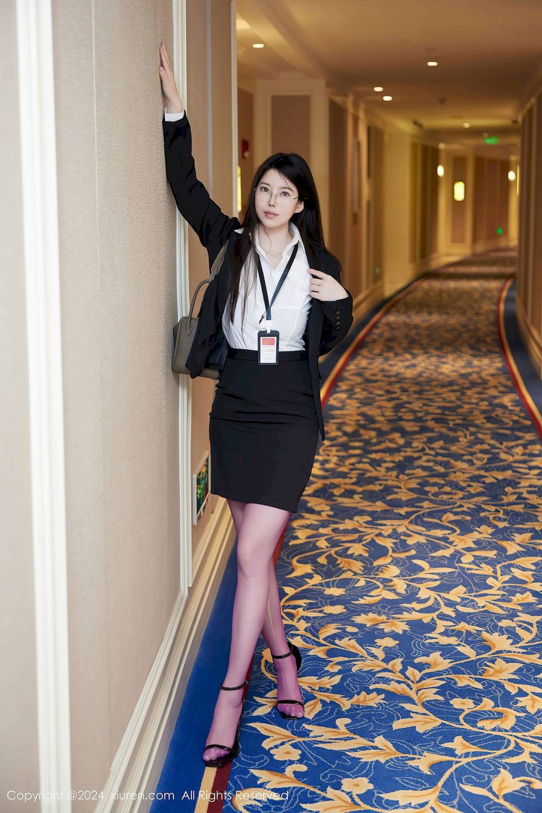 秀人网美女模特白茹雪abby黑色OL服饰搭配紫色丝袜写真-3