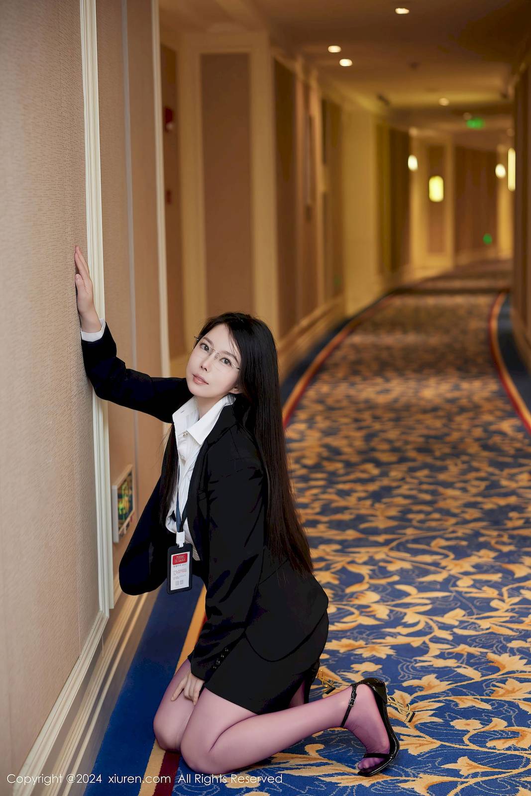 秀人网美女模特白茹雪abby黑色OL服饰搭配紫色丝袜写真-7