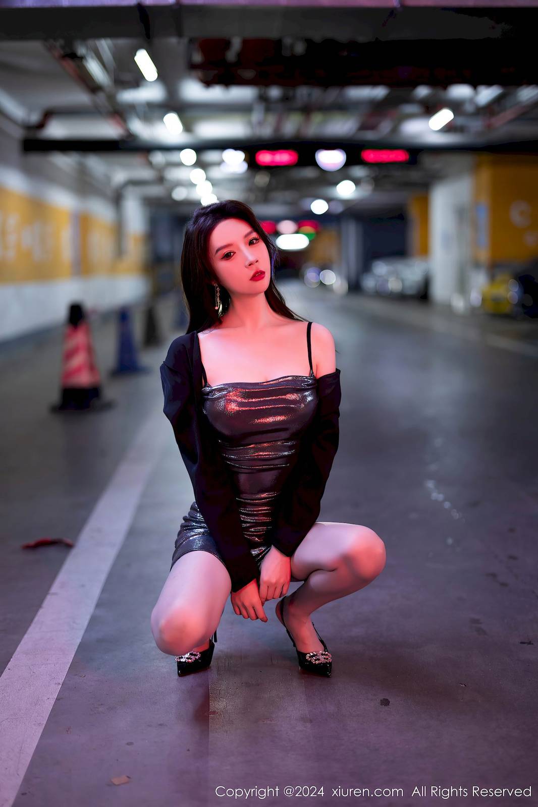 秀人网美女模特梦心玥深灰色吊带短裙搭配灰丝性感写真-16