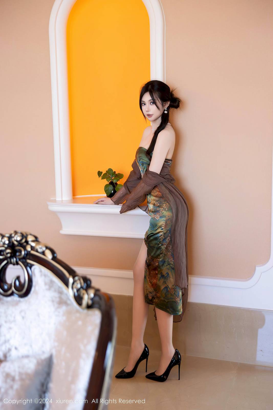 秀人网女神绮里嘉ula带图案短裙搭配原色丝袜心愿旅拍-20