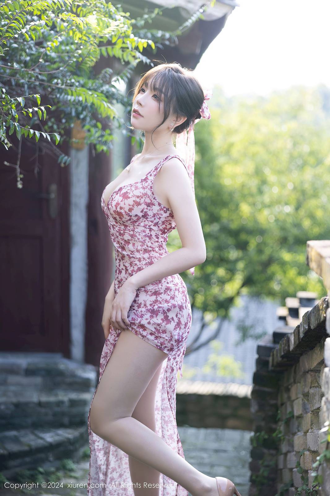 秀人网女神徐莉芝Booty碎花连衣裙修长美腿广西崇左旅拍-17