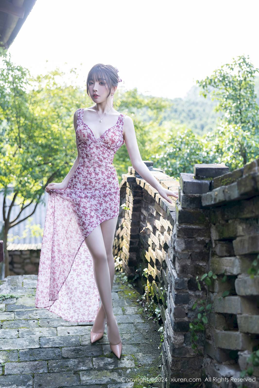 秀人网女神徐莉芝Booty碎花连衣裙修长美腿广西崇左旅拍-22