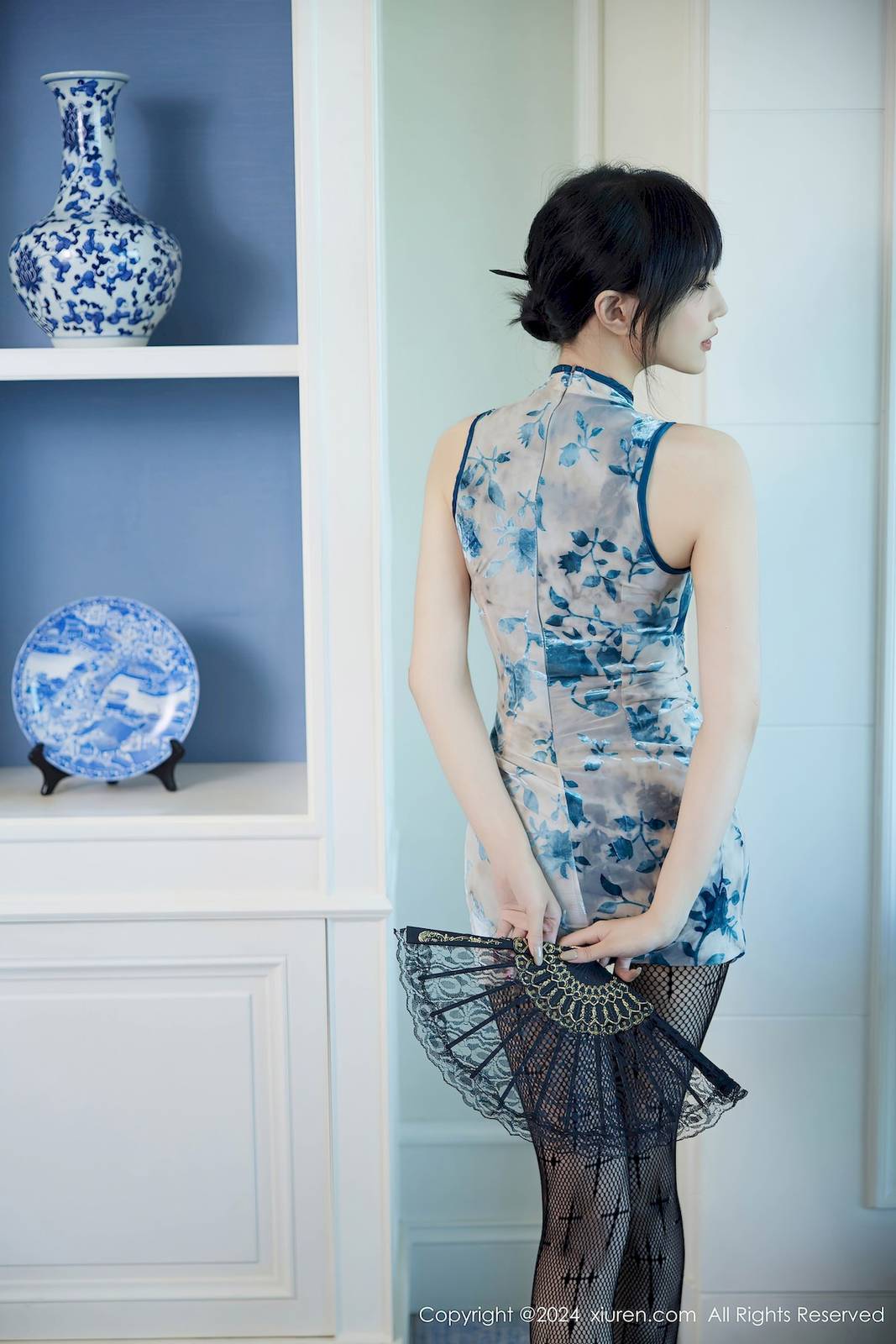 秀人网模特玥儿玥er浅蓝旗袍搭配黑色网袜性感写真-2