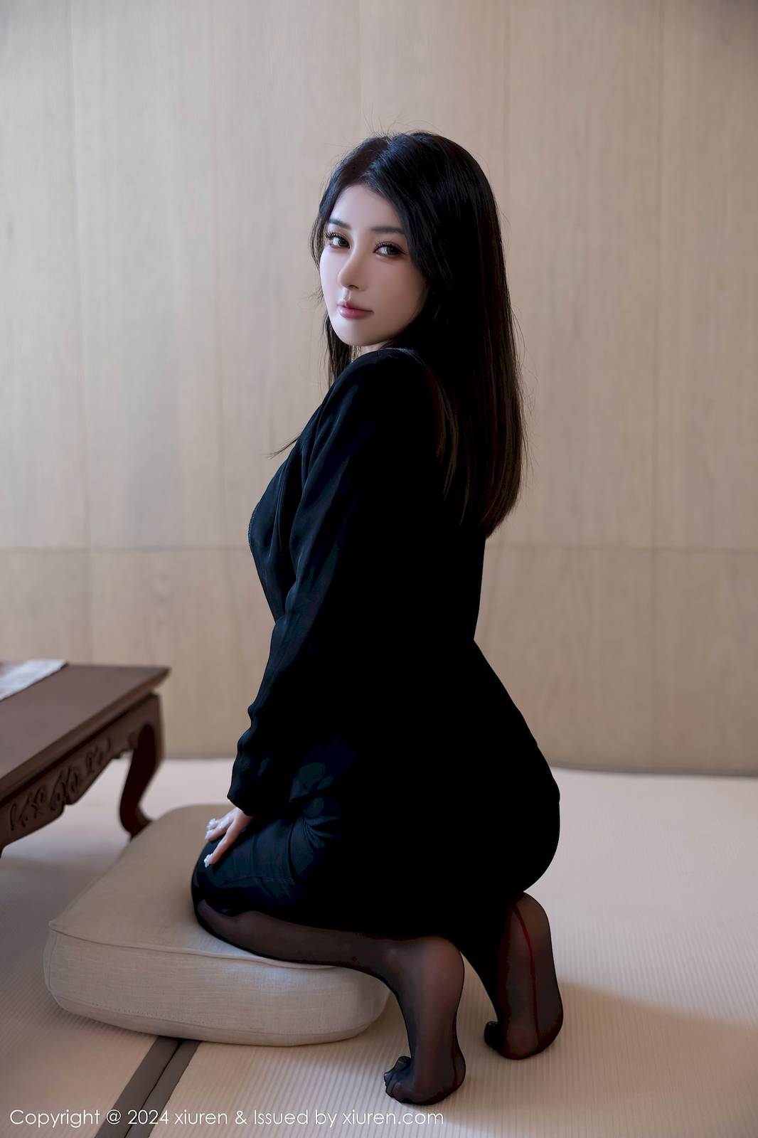 秀人网模特凯竹Quinn黑色上衣搭配黑丝短裙性感写真-26