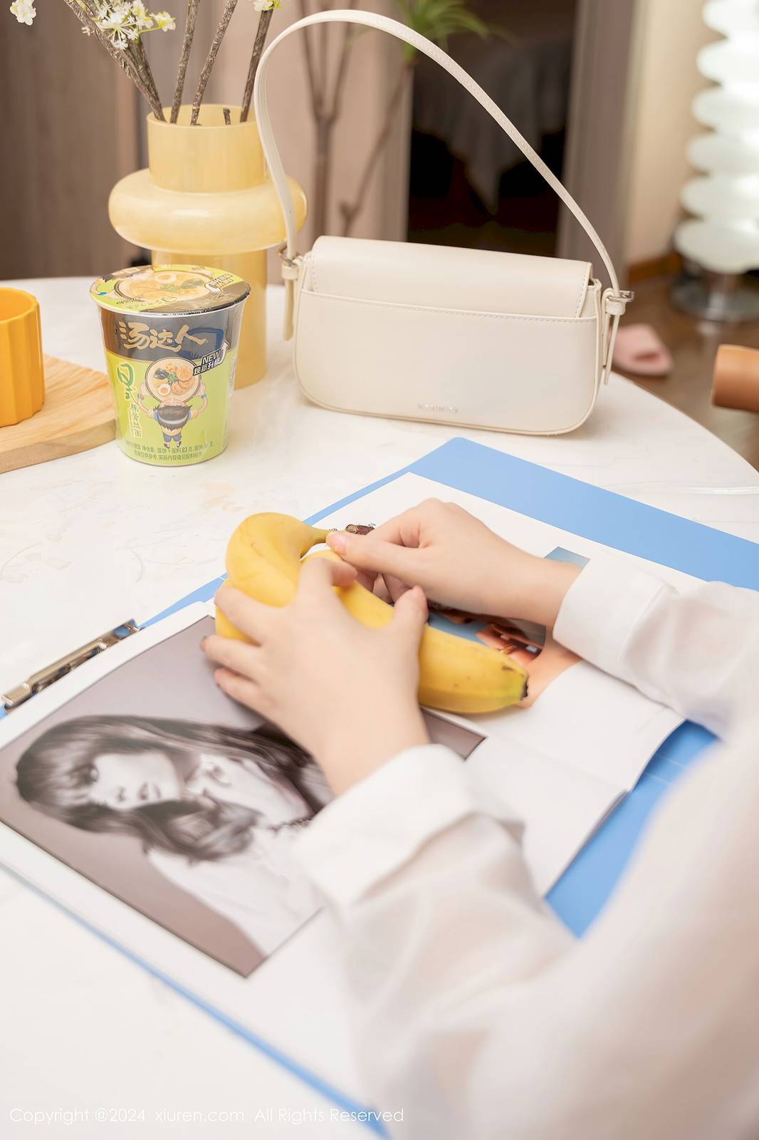 秀人网模特拍黄瓜girl白色OL服饰搭配魅惑肉丝性感写真-16
