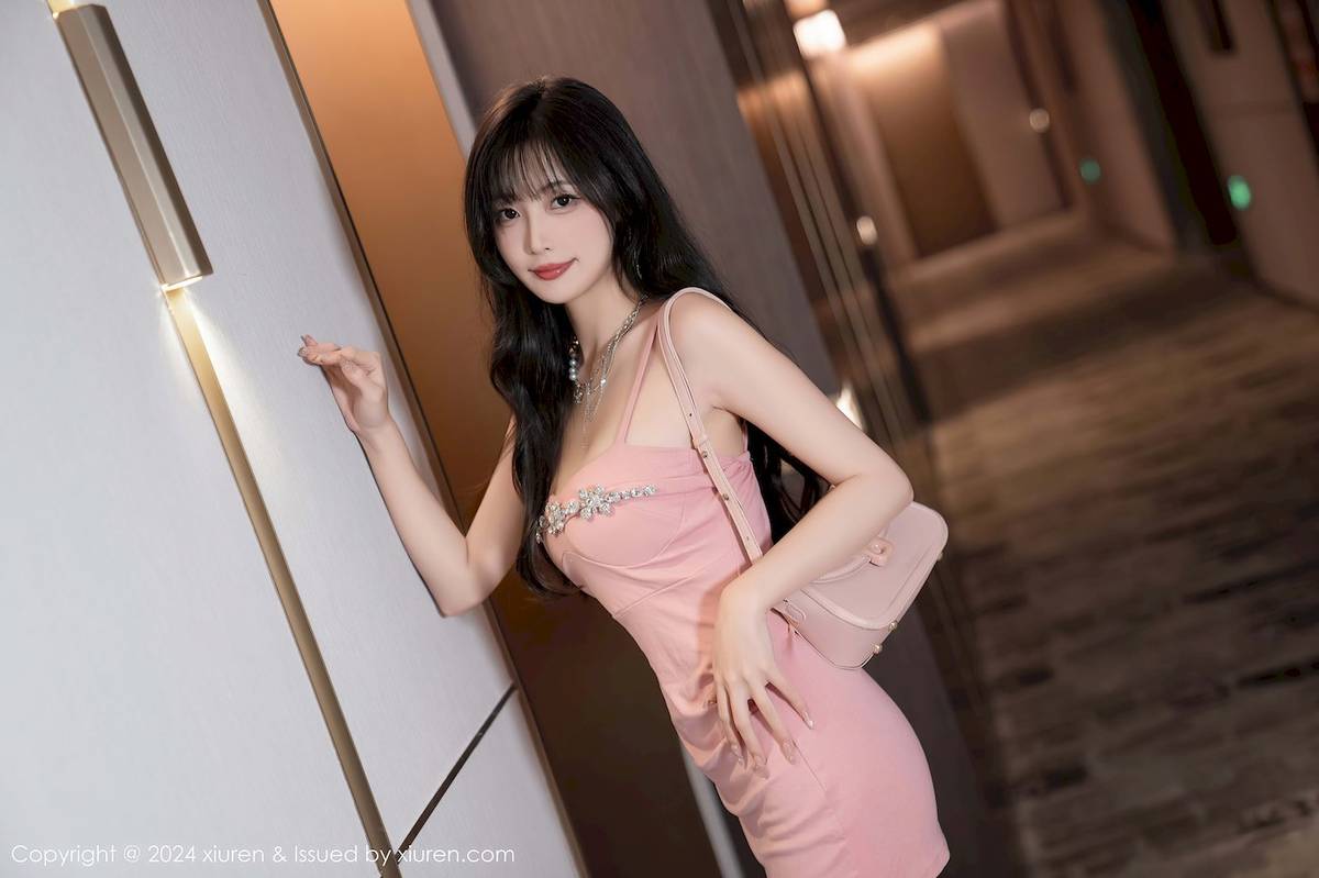 秀人网模特林星阑粉色吊带短裙诱人肉丝性感写真-13