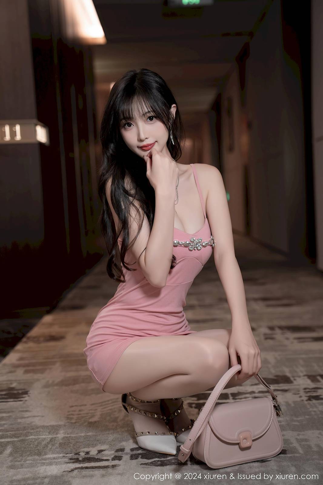 秀人网模特林星阑粉色吊带短裙诱人肉丝性感写真-20