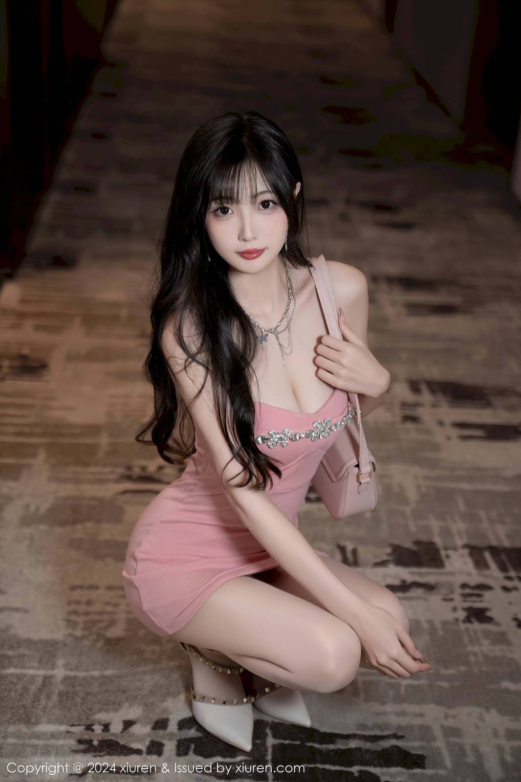 秀人网模特林星阑粉色吊带短裙诱人肉丝性感写真-27