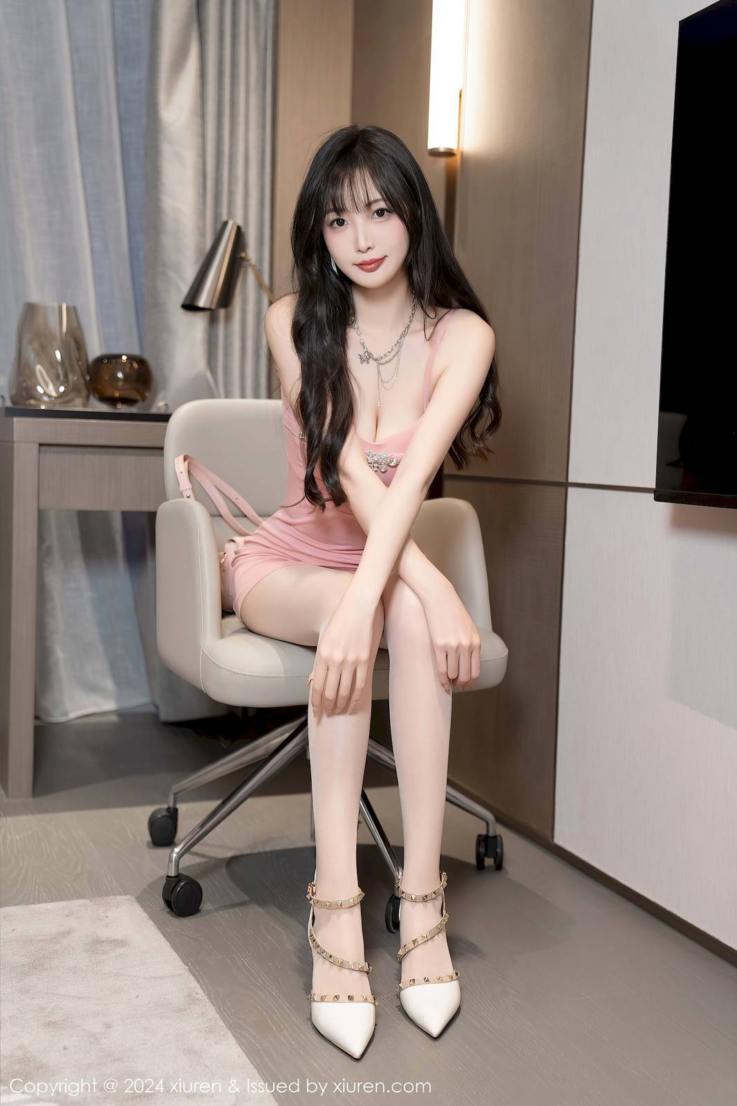 秀人网模特林星阑粉色吊带短裙诱人肉丝性感写真-32