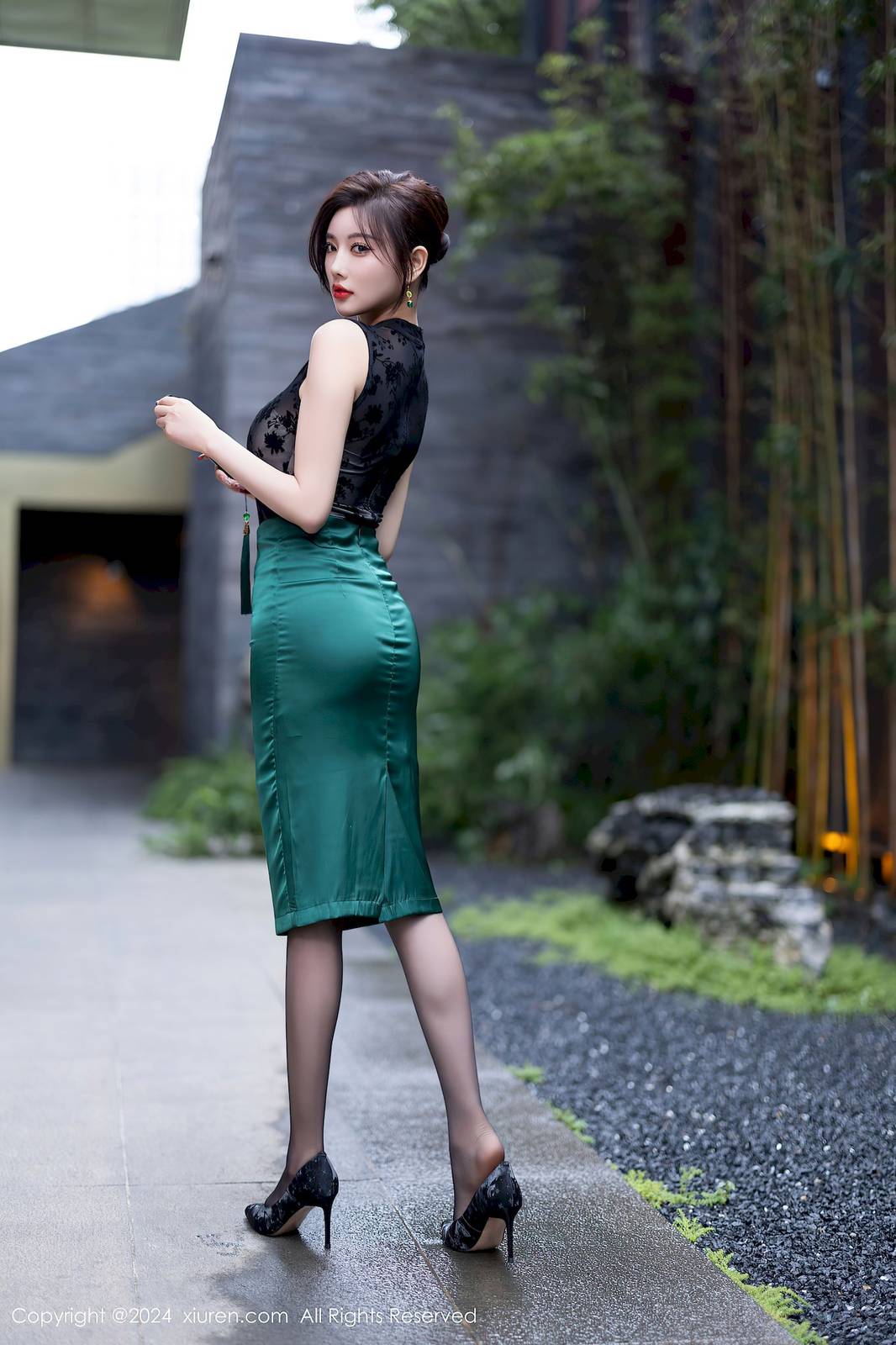 秀人网女神杨晨晨Yome绿色长裙+魅惑黑丝崇左旅拍-3