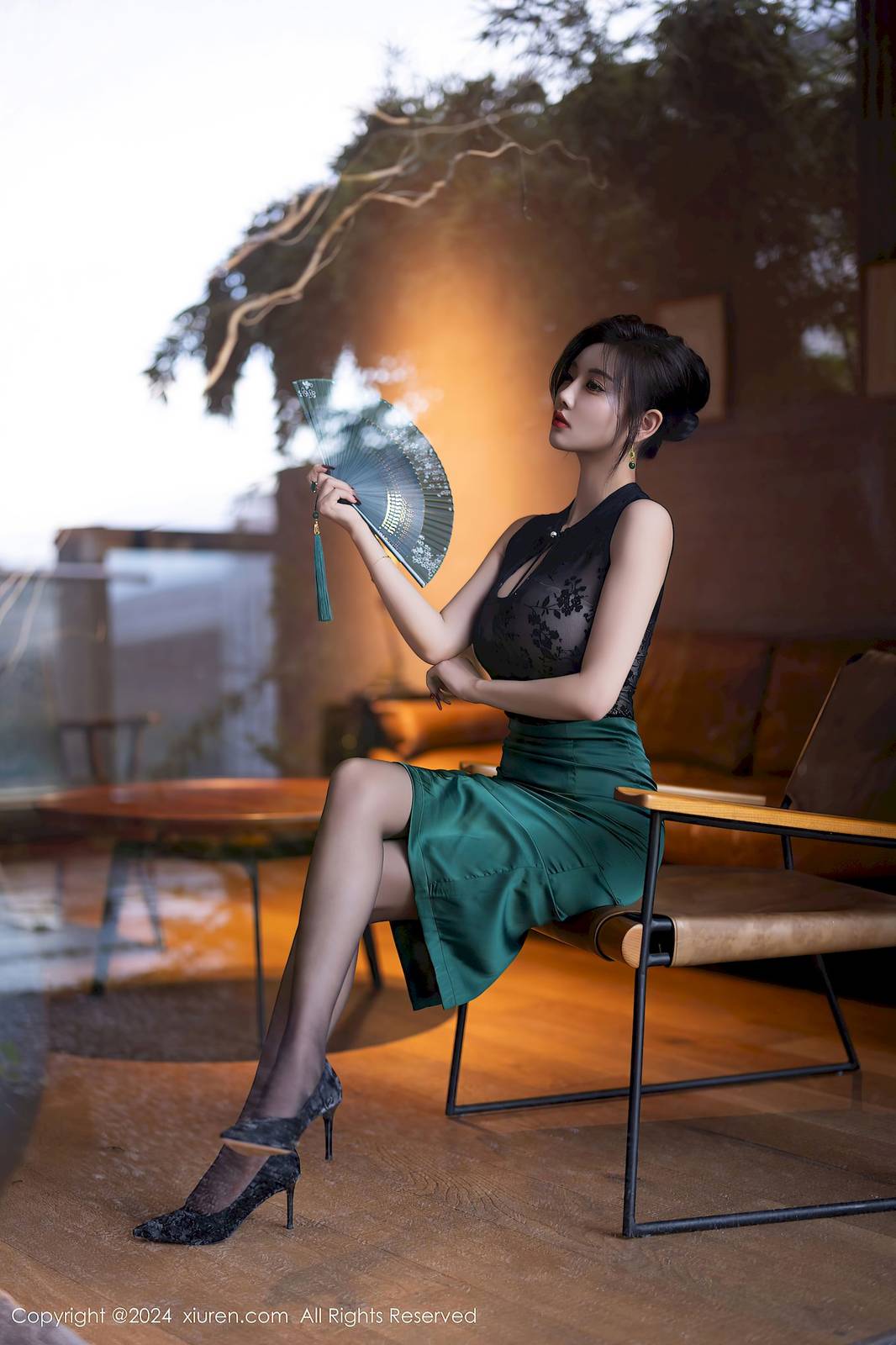 秀人网女神杨晨晨Yome绿色长裙+魅惑黑丝崇左旅拍-11