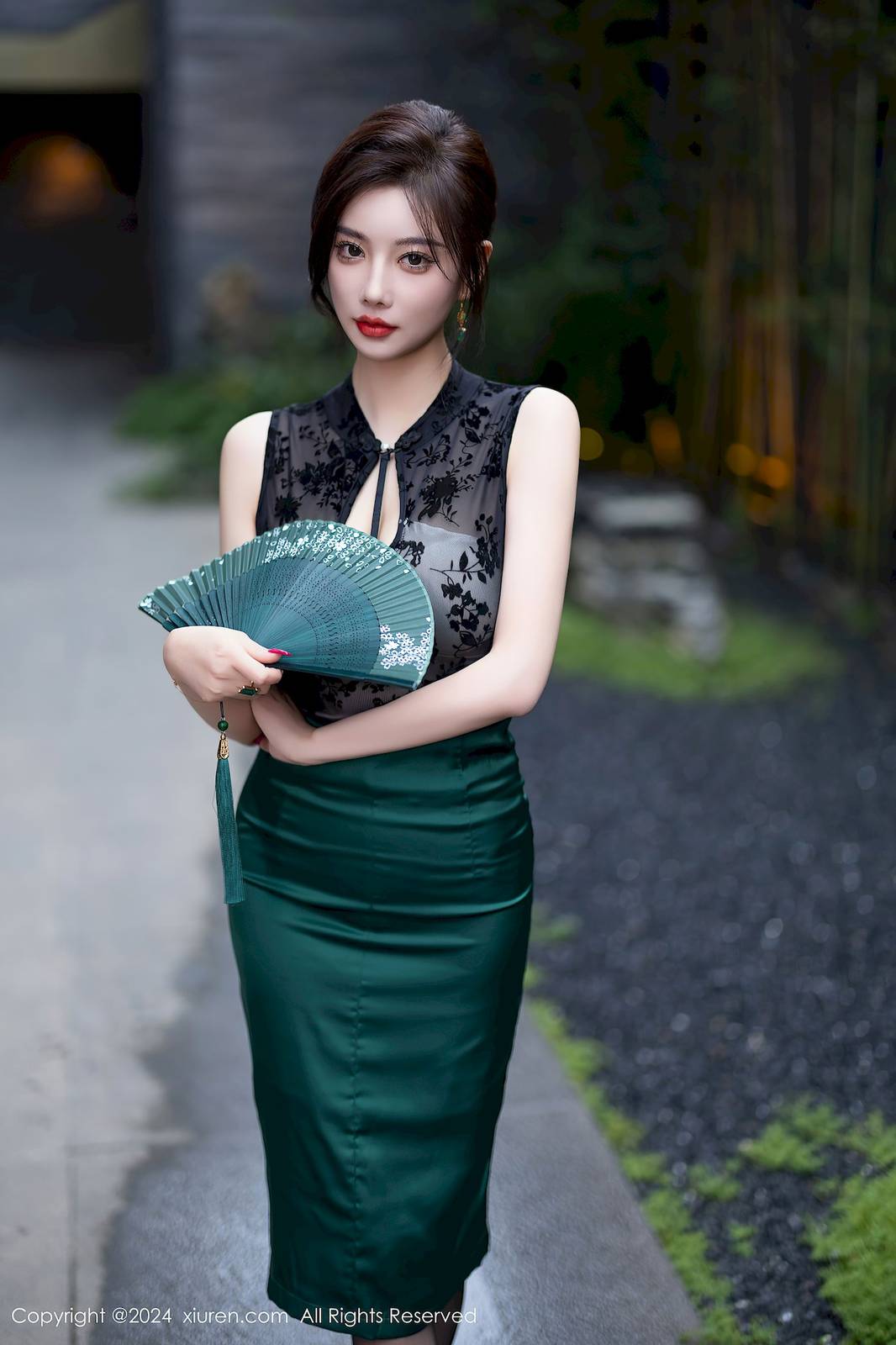 秀人网女神杨晨晨Yome绿色长裙+魅惑黑丝崇左旅拍-7