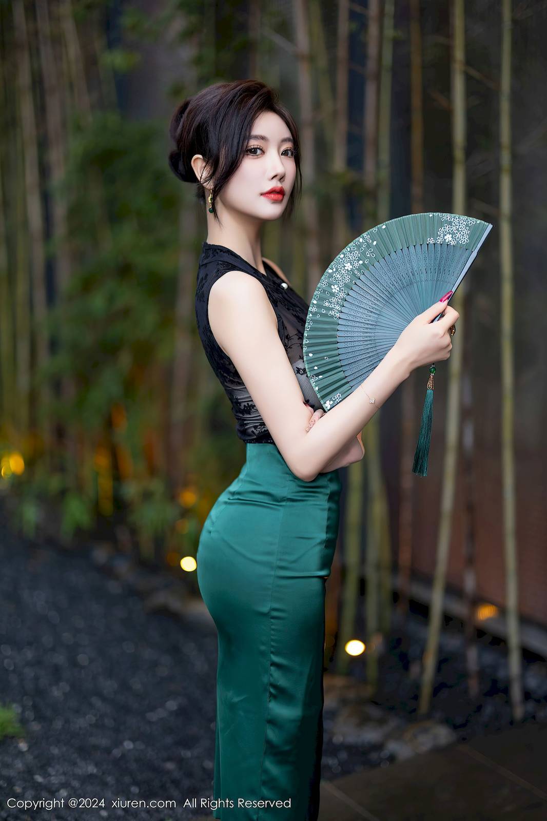 秀人网女神杨晨晨Yome绿色长裙+魅惑黑丝崇左旅拍-8