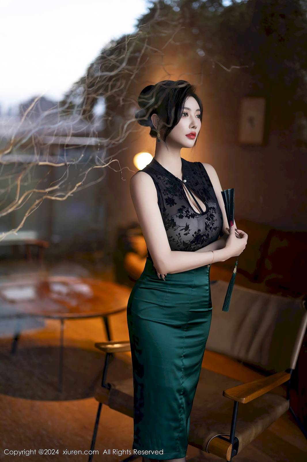 秀人网女神杨晨晨Yome绿色长裙+魅惑黑丝崇左旅拍-15