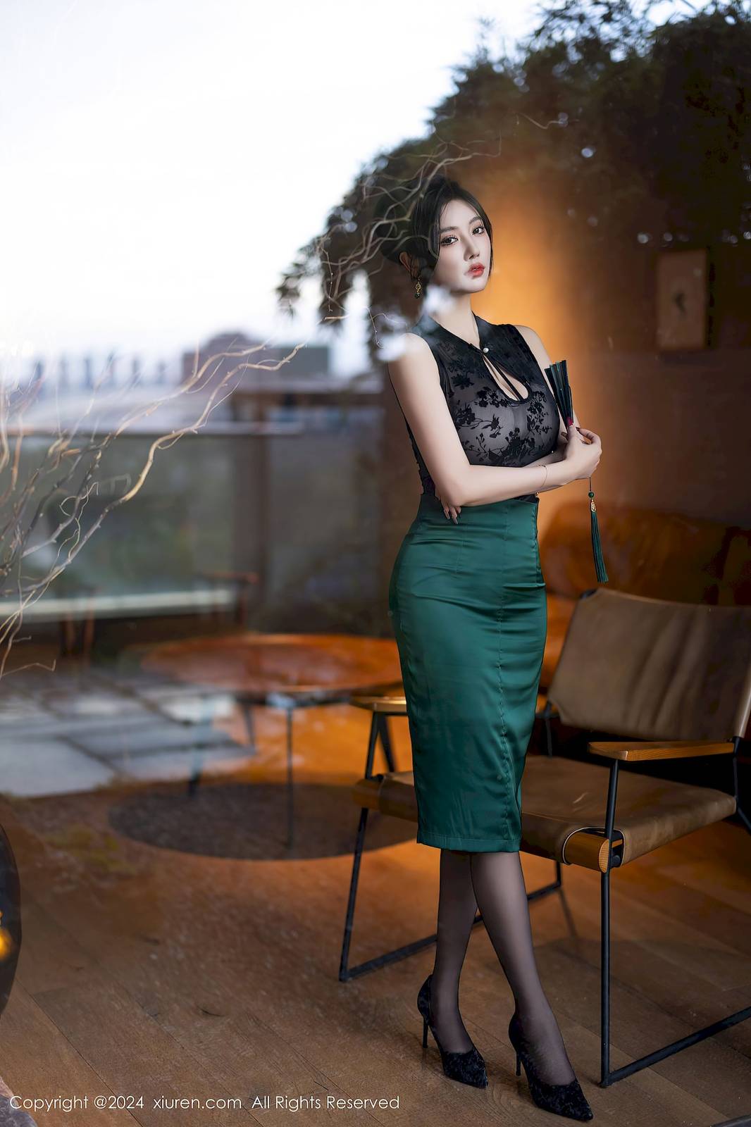 秀人网女神杨晨晨Yome绿色长裙+魅惑黑丝崇左旅拍-14
