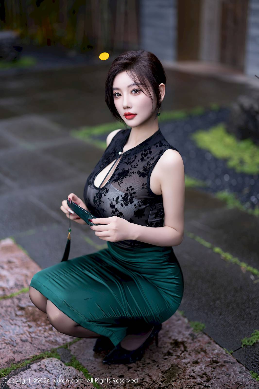 秀人网女神杨晨晨Yome绿色长裙+魅惑黑丝崇左旅拍-19