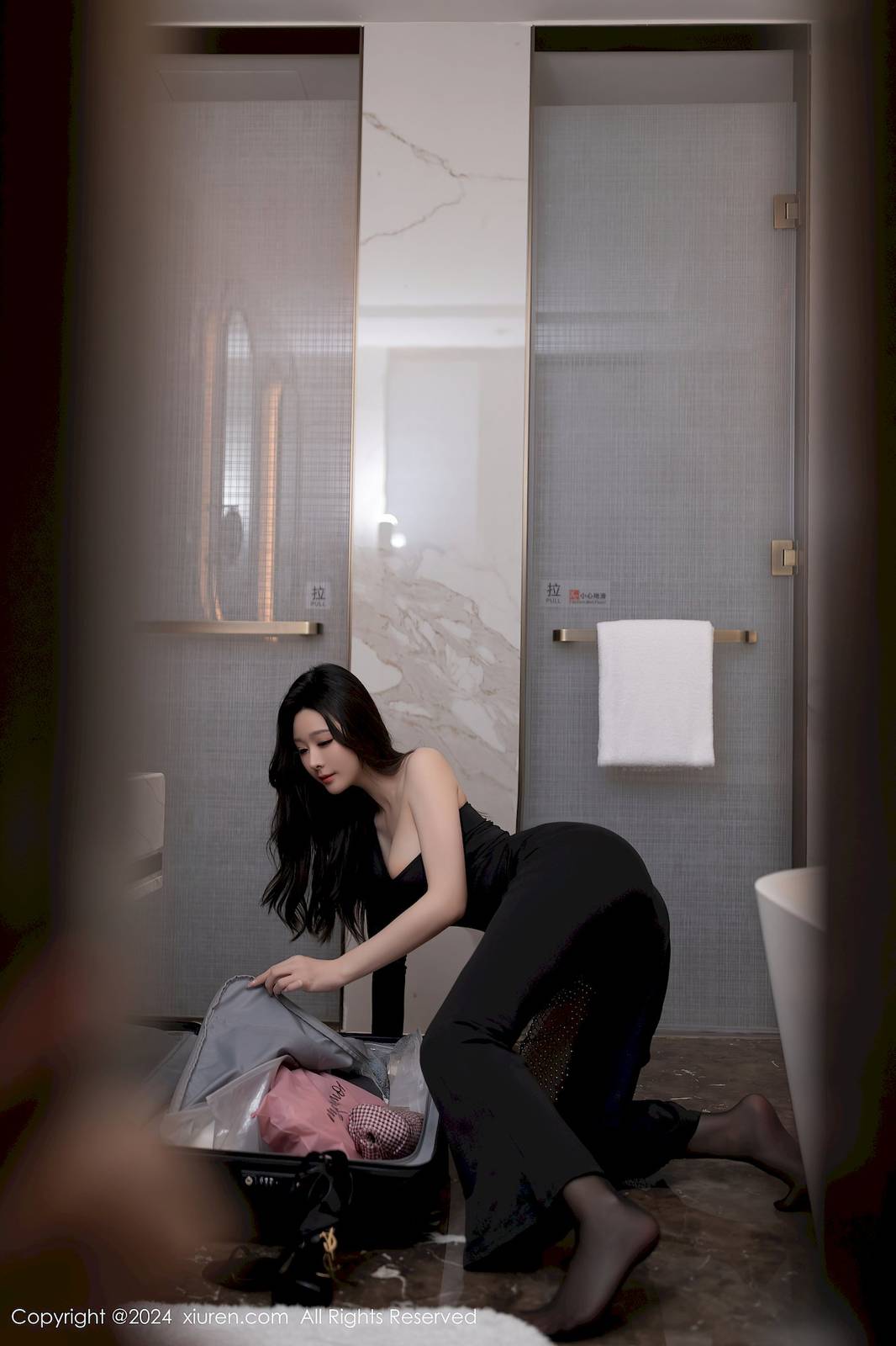 秀人网模特逗逗DouDou黑色连衣裙魅惑黑丝韩国旅拍-17