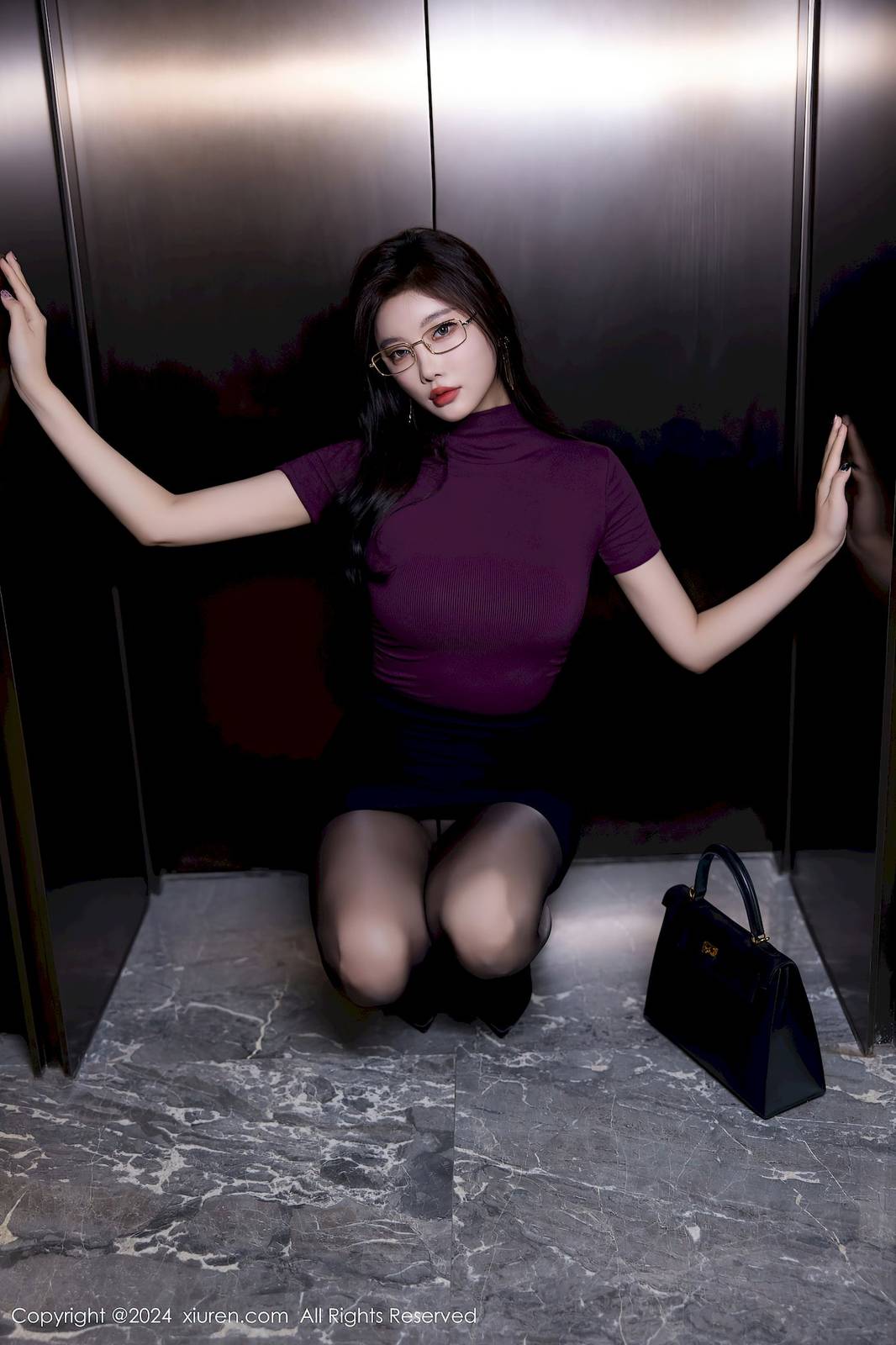 秀人网女神杨晨晨Yome紫色T恤搭配黑色短裙性感写真-17