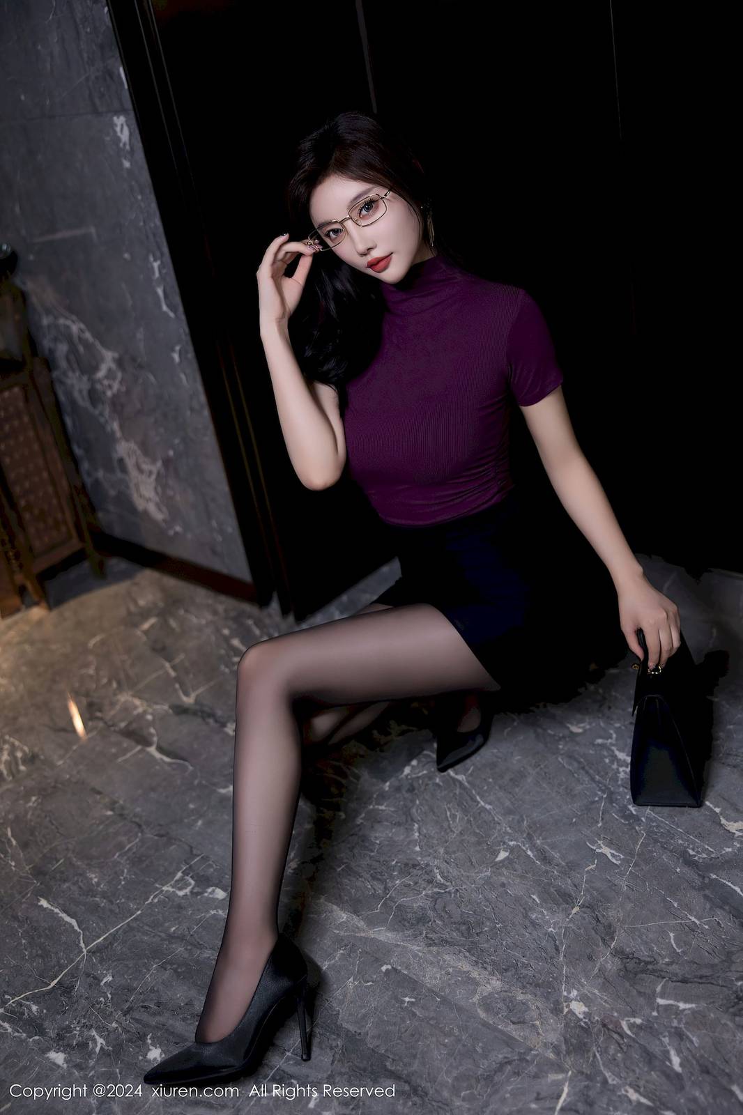 秀人网女神杨晨晨Yome紫色T恤搭配黑色短裙性感写真-14