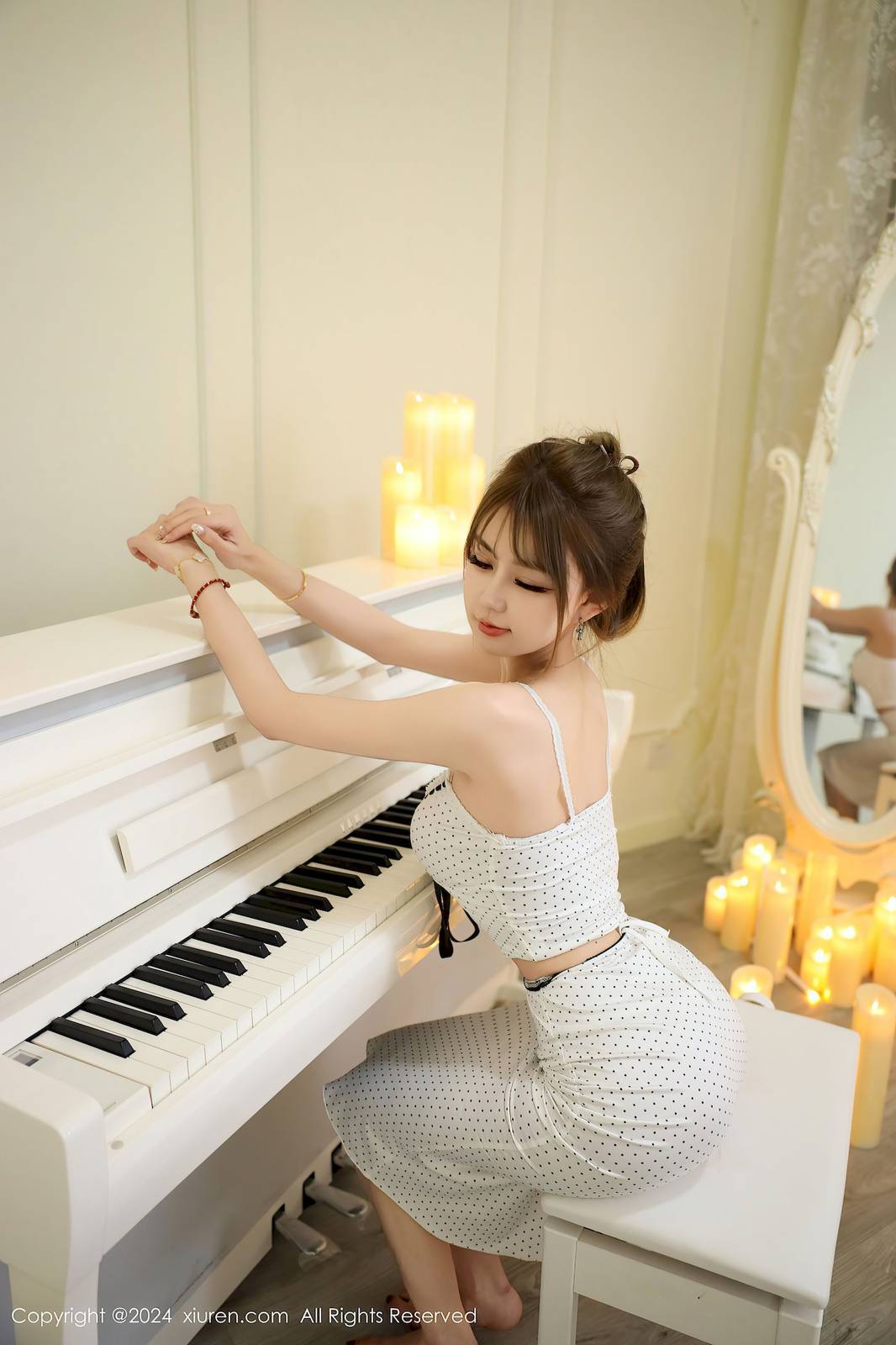 秀人网模特Zoe柚柚白色短裙钢琴房场景拍摄性感写真-8