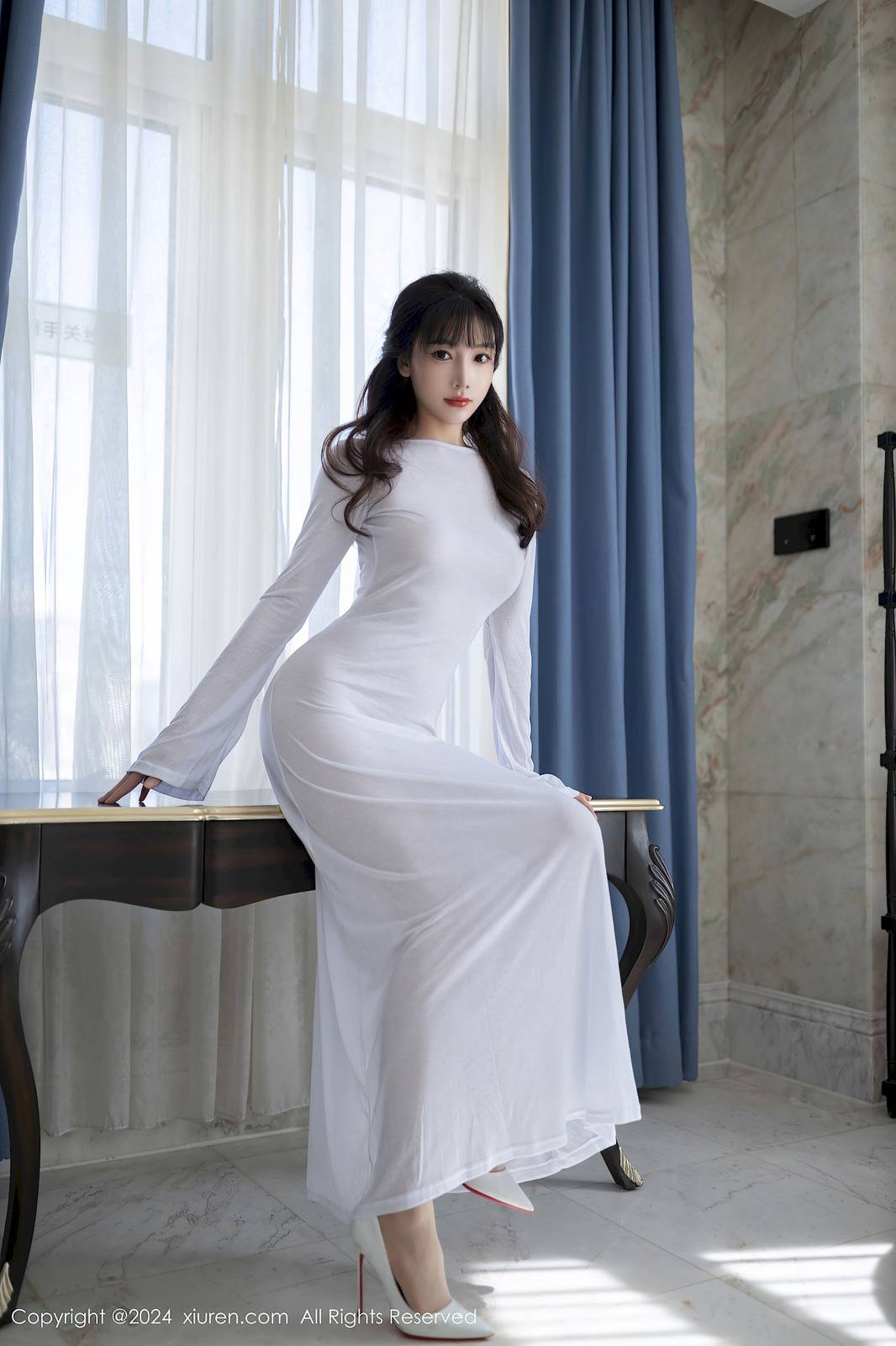 秀人网模特陆萱萱白色礼服搭配魅惑肉丝性感写真-3