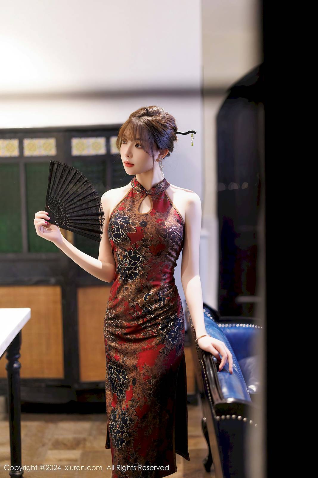 秀人网女神徐莉芝Booty花色旗袍魅惑黑丝性感写真